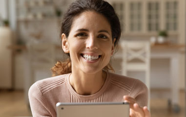 chica sonriendo con una tablet
