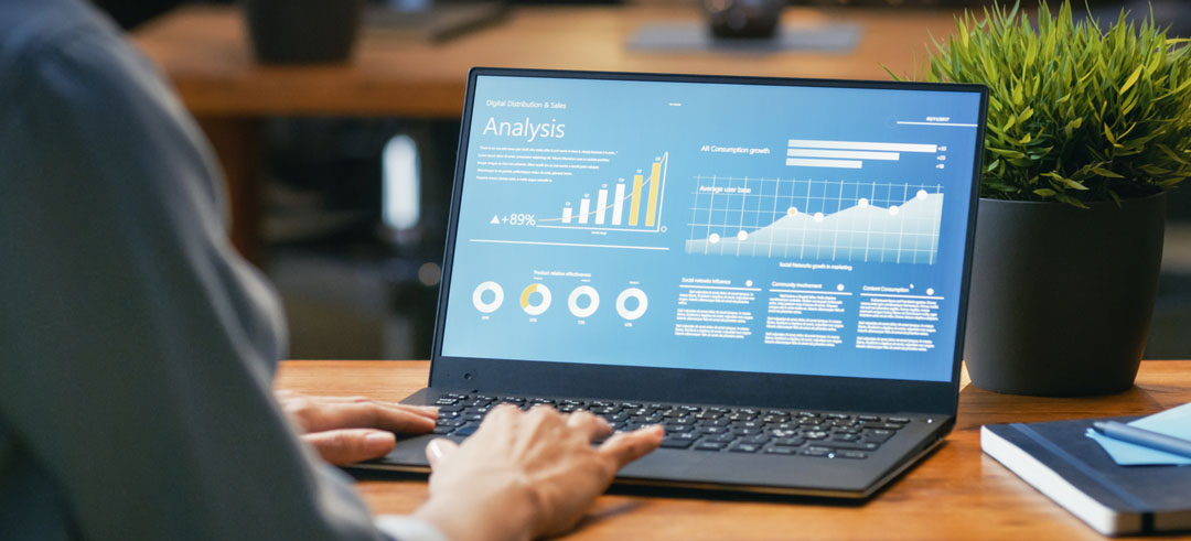 Trabajador consultando datos analíticos desde el ordenador