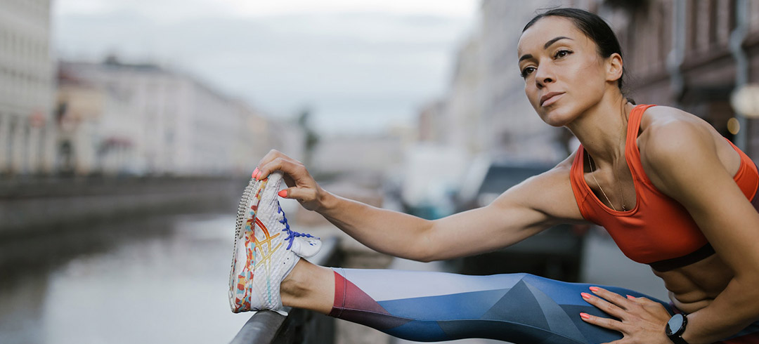 Corredora estirando