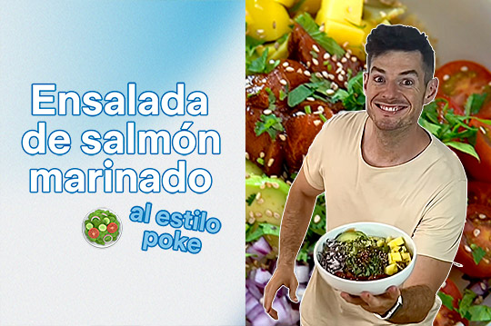 Chico mostrando un plato de ensalada de salmón marinado