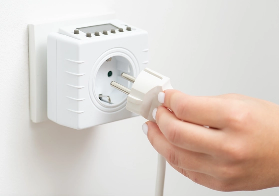 Persona enchufando un cable en un interruptor