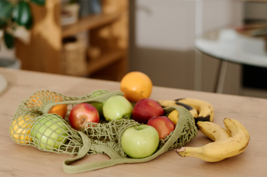 Bolsa con fruta sobre una mesa