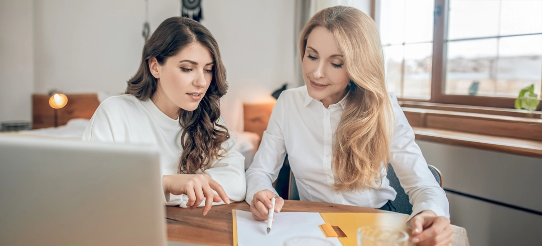 Dos personas revisando un contrato de alquiler
