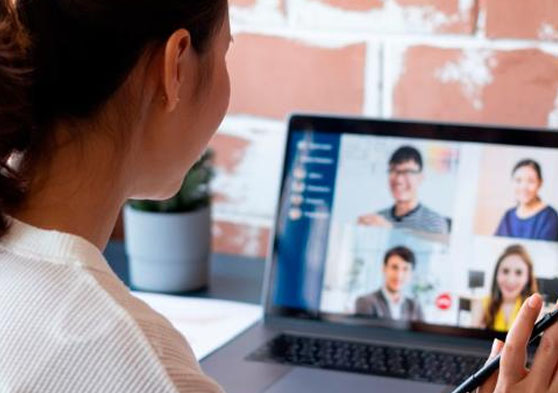 Mujer en una reunión con cuatro compañeros en teletrabajo